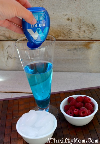 July 4th RED WHITE AND BLUE Berry Drink that is super easy to make with MiO, only need 3 things to make it #July4th, #recipes #MiO