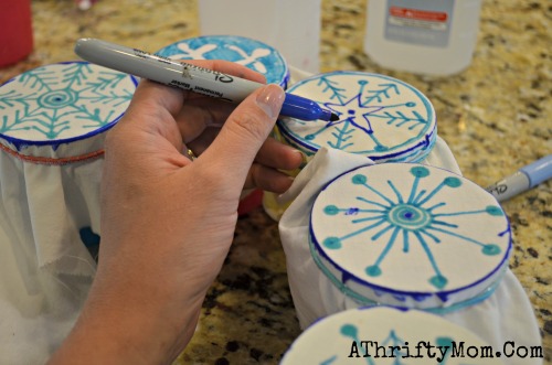 Frozen Head Band, tie dye sharpie snowflakes so quick and easy PERFECT for a Frozen Party #DIY #Frozen #Party #Snowflakes