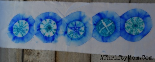 Frozen Head Band, tie dye sharpie snowflakes so quick and easy PERFECT for a Frozen Party #DIY #Frozen #Party #Snowflakes