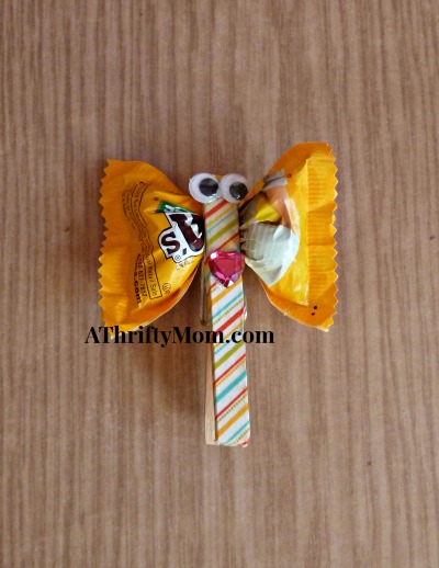 clothes pin butterfly, #Lunchbox snack idea,  #thriftycraft, #easycraft,#clothespin, #washitape, #butterfly, #Valentine, #snack, #candy, #googlyeyes,