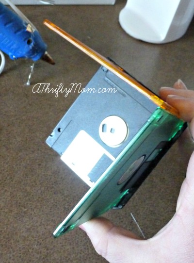 floppy disk pen holder ~ Easy, Diy, recycled craft, #diy, #craft, , #earthday, #floppydisk,#recycled #penholder, #diycrafts, #easycrafts