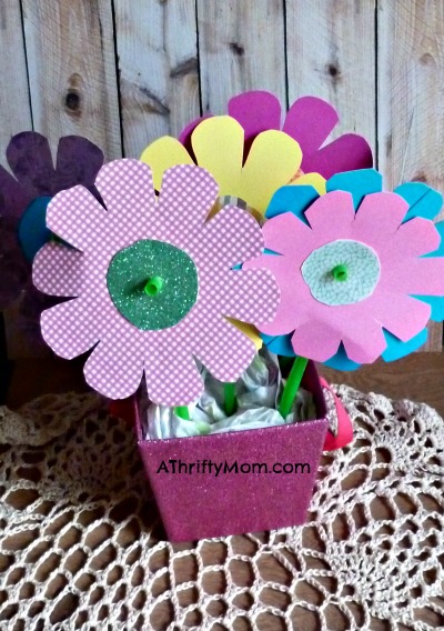 paper flowers ~ made with straws, #spring, #mayday, #may, #april, #mothersday, #mother, #easy, #kidcraft, #thriftycraft, #craft, #springcraft, #thriftygifts, #gift, #flowers, #flowercrafts