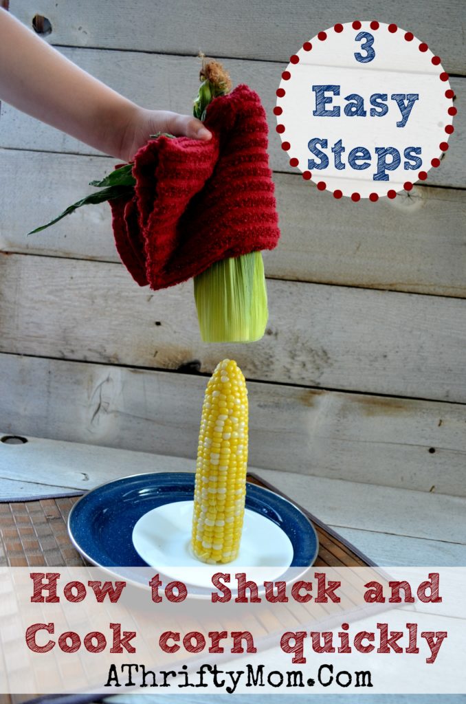 How to shuck and cook corn on the cob quickly, in 3 simple steps. No corn silk will be left, it comes out clean #Corn, #HowToShuckCornQuickly, #CornOnTheCob