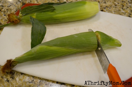 How to shuck and cook corn on the cob quickly, in 3 simple steps.  No corn silk will be left, it comes out clean   #Corn, #HowToShuckCornQuickly, #CornOnTheCob