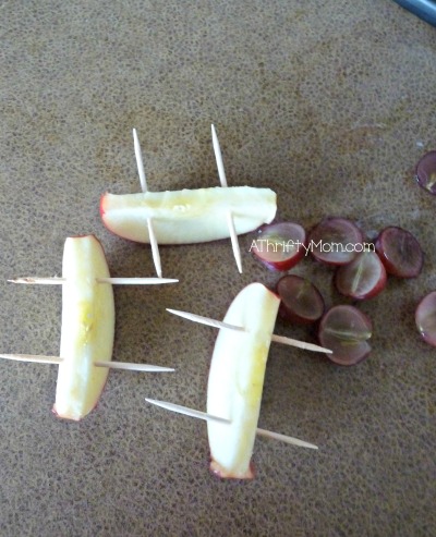 Apple Cars, have fun with food, #apples, #grapes, #toothpicks, #healthysnacks, #snacks, #healthyeating, #funwithfood, #food