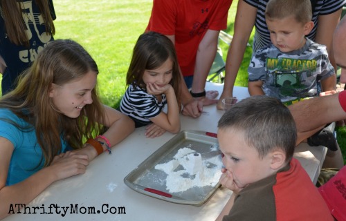 Cut the flour game, Family Reunion Ideas, Party games,  Games for a family reunion #Games, #FamilyReunionIdeas