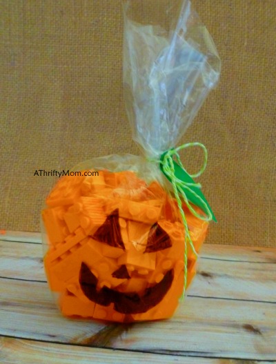 lego goodie bags, #Halloween, #trickortreat, #legos, #trickortreatideas,#legofun, #Halloweenhandouts