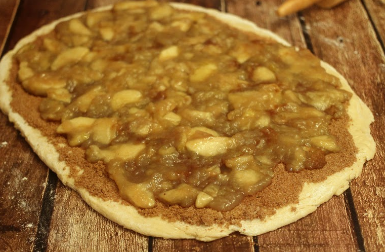 Apple Pie Cinnamon Roll recipe, #Apples, #Breads, #Desserts, #CinnamonRolls