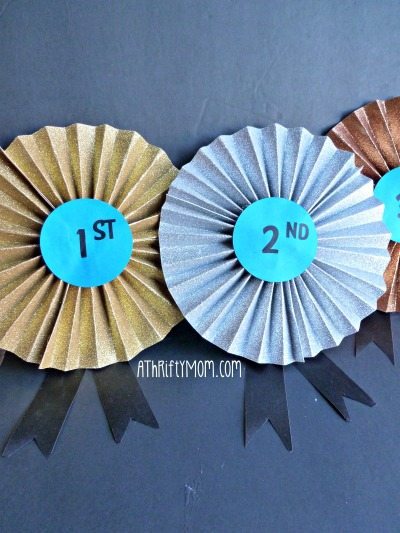 pinwheel ribbon out of glittered cardstock, tutorial, #cardstock, #glitteredcardstock, #ribbon, #craft, #diy,#award