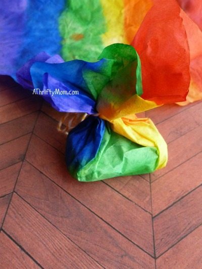 rainbow goody bags made from coffee filter, #saintpatricksday, #stpaddysday, #rainbow, #partyfavors,#rainbowgift, #rainbowsnack, #stpatricksdaygoodybags, #stpatricksdaysnack, #holiday,#thriftysnackideas, #thriftypartyfavors