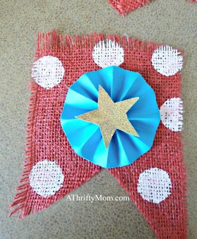 patriotic burlap banner, perfect for the 4th of July, banner, burlap, paint, patriotic crafts,  thrifty crafts, 4th of July crafts, thrifty craft ideas