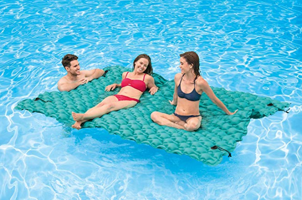 Giant inflatable floating mat