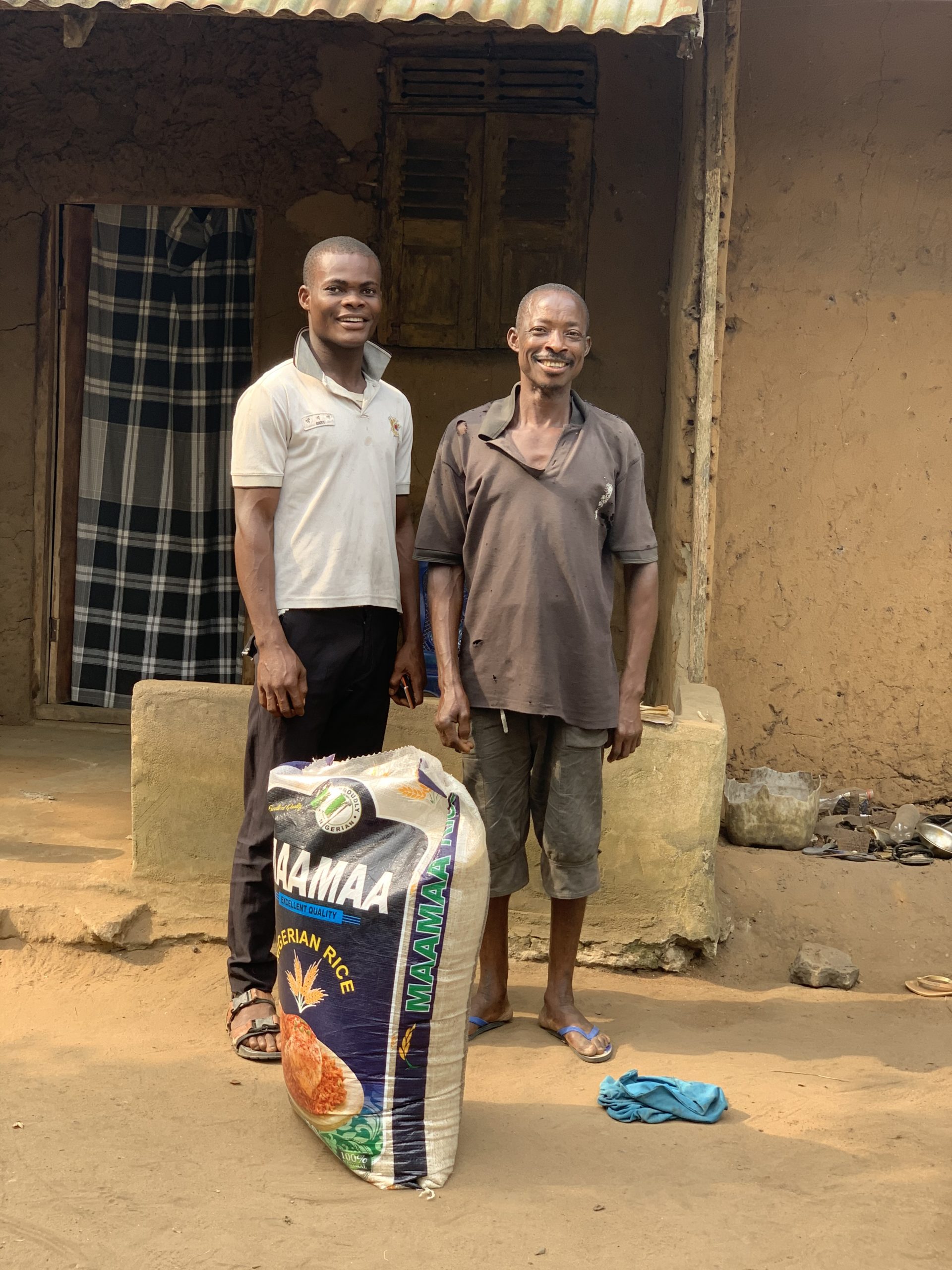 Bag of Rice Project #268 -A visit to the Dee family - A Thrifty Mom