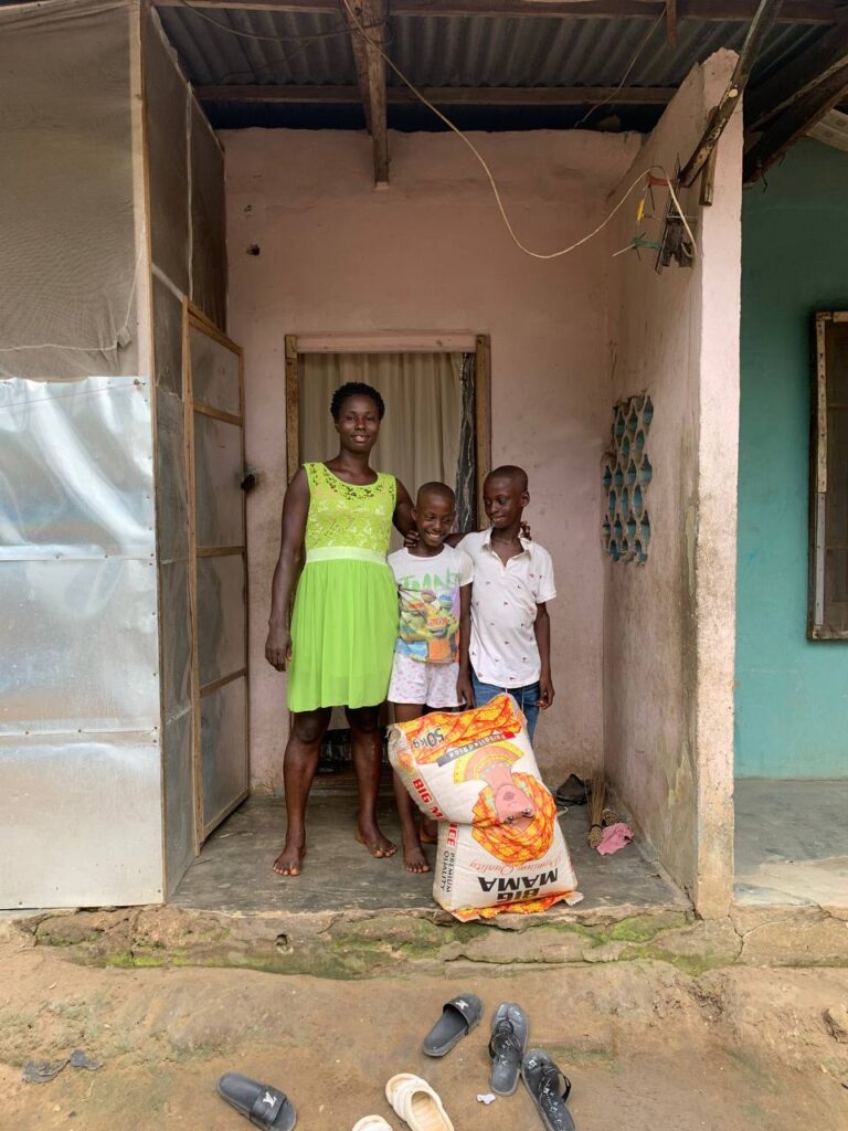 Bag of Rice Project #563 -A visit to the Samuel family - A Thrifty Mom
